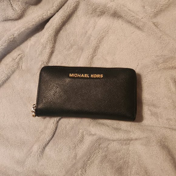 Michael Kors Handbags - Michael Kors wristlet
